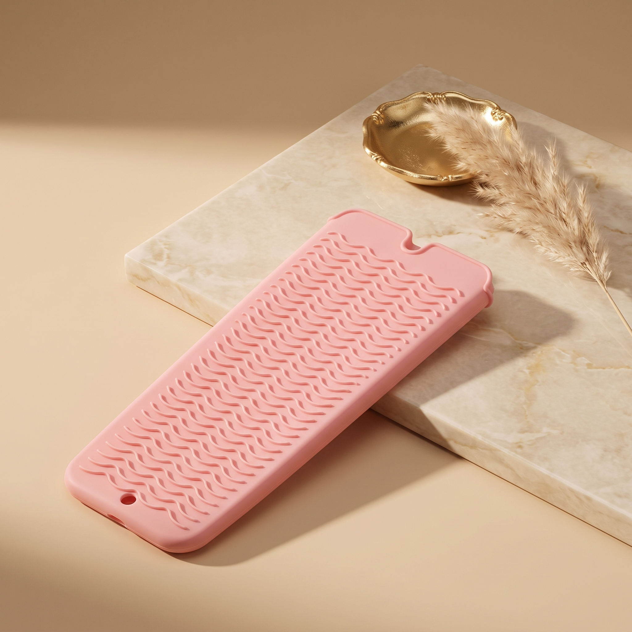 Seluna Silikon-Schutzhülle in Pink, elegant auf Marmor drapiert