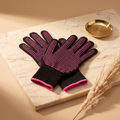 Seluna Hitzeschutz-Handschuhe im Paar, elegant auf Marmor drapiert