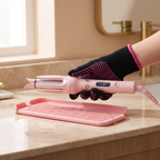 Behandschuhte Hand legt den Lockenstab nach dem Styling auf die Silikon-Schutzhülle