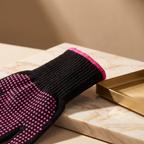 Nahaufnahme der Silikon-Grip-Noppen und des pinken Stoßrands der Seluna Hitzeschutz-Handschuhe